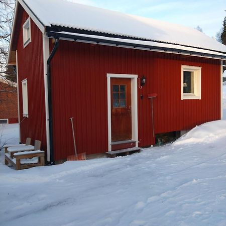 Nyrenoverad Charmig Gaeststuga Med Sovloft I Jaerpen Jarpen Exterior photo