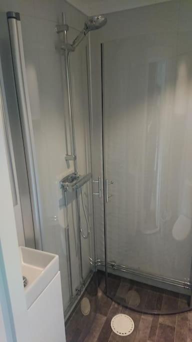 Nyrenoverad Charmig Gaeststuga Med Sovloft I Jaerpen Jarpen Exterior photo