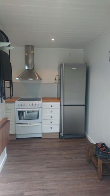Nyrenoverad Charmig Gaeststuga Med Sovloft I Jaerpen Jarpen Exterior photo