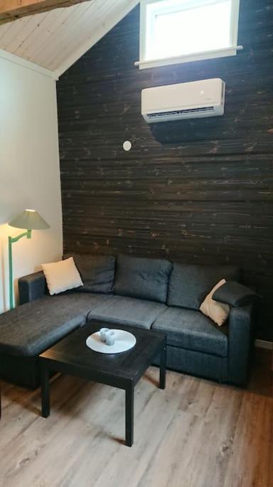 Nyrenoverad Charmig Gaeststuga Med Sovloft I Jaerpen Jarpen Exterior photo