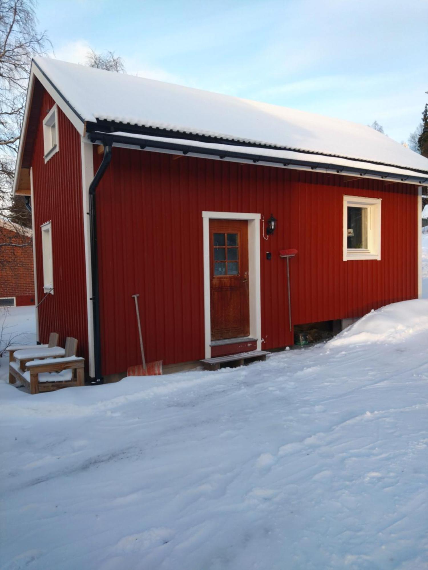 Nyrenoverad Charmig Gaeststuga Med Sovloft I Jaerpen Jarpen Exterior photo